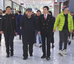 波司登品牌董事局主席高德康光临JDB电子卖场调查 集团曹和平董事长陪同